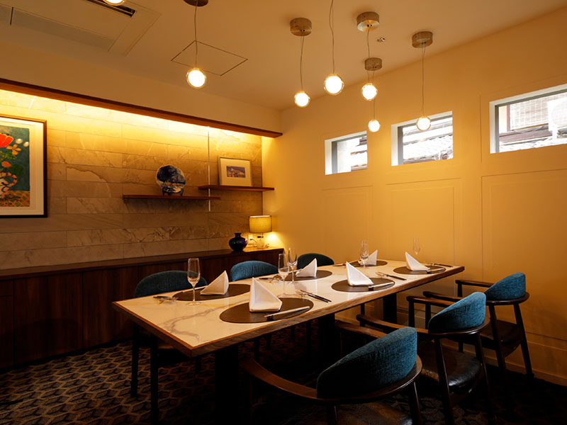 京都にある鉄板創作(鉄板焼き・ステーキ)りあんの店内は、木と石の調和から生まれる非日常の落ち着いた上質の空間です。